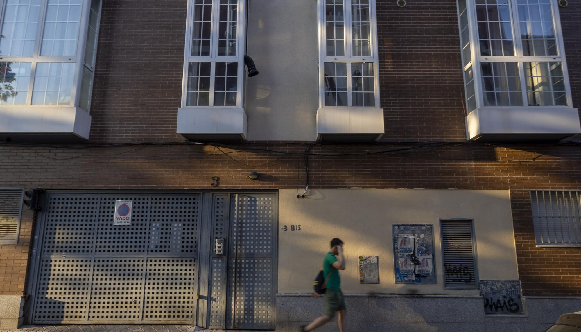 Portal del número 1 de la calle María Guerrero, en el distrito de Carabanchel (Madrid)